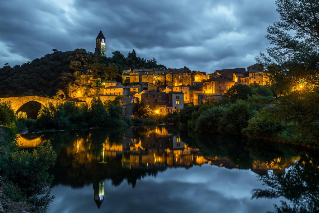 奥拉尔盖Ecole Olargues - Teritoria的夜宿在河边的山丘上的城镇
