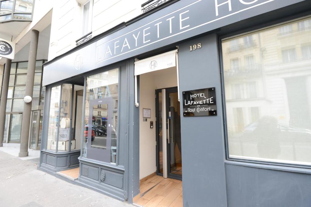 巴黎LAFAYETTE HOTEL的商店前方有豪华商店的标志