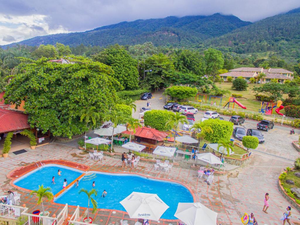 哈拉瓦科阿杰拉布卡河俱乐部度假酒店的享有度假村游泳池的顶部景致