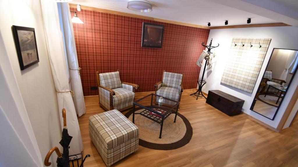 布达佩斯Tweed house的客厅配有椅子和砖墙