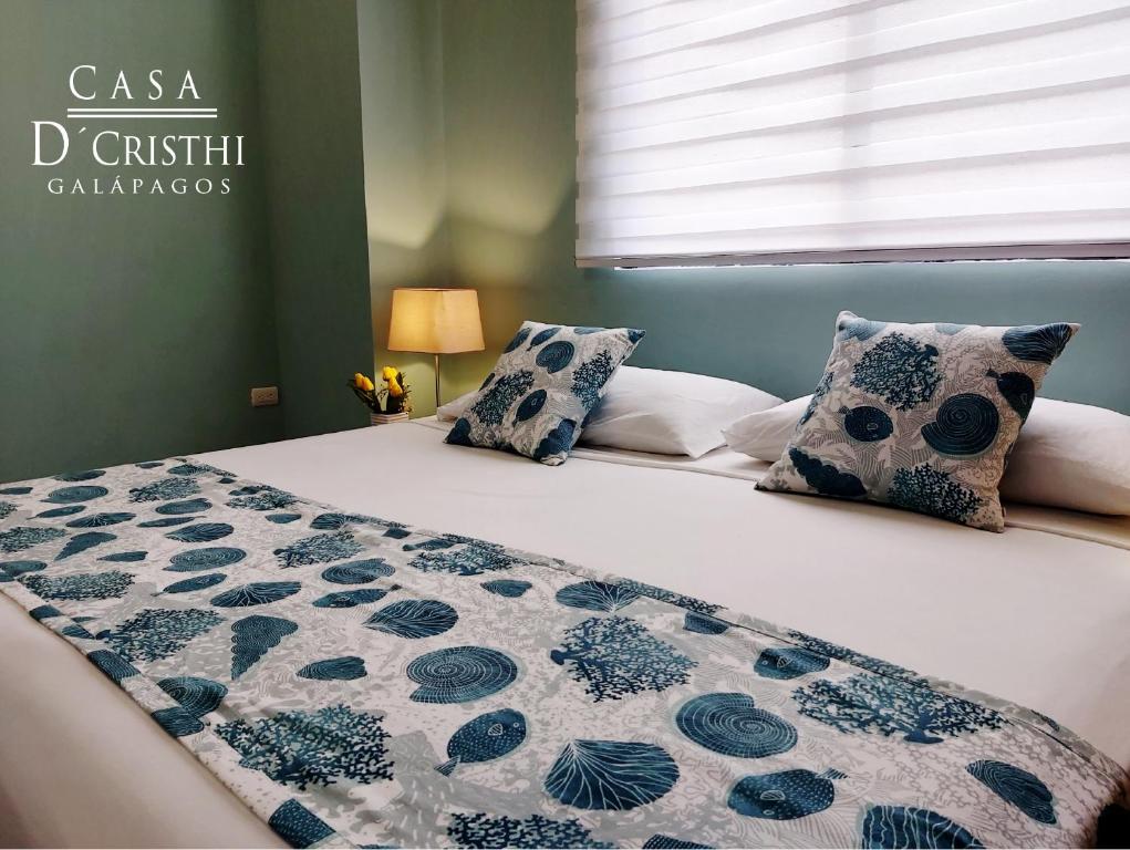 巴克里索莫雷诺港Casa D´Cristhi的一间卧室配有一张带毯子和枕头的床。