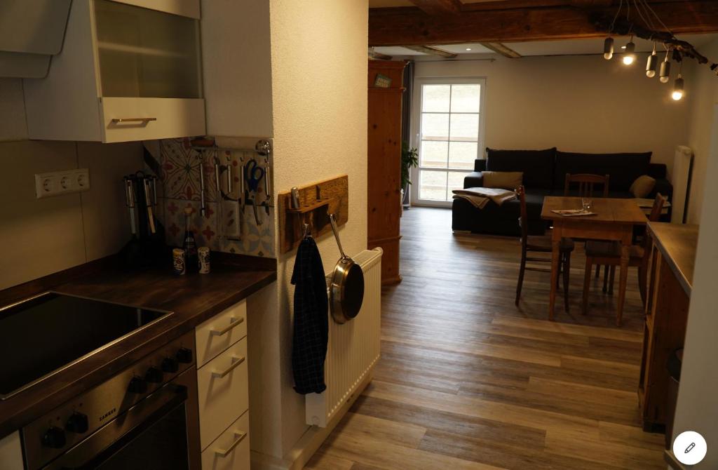 黑林山区圣格奥尔根Tarahaus的厨房以及带厨房和用餐室的起居室。