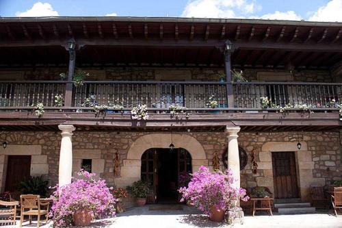 托雷拉韦加卡萨威拉德旅馆的一座带鲜花阳台的建筑