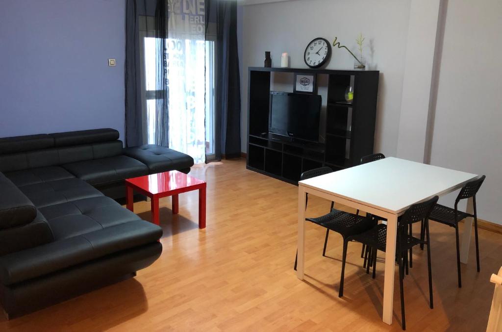 萨拉曼卡托莱克拉维洛公寓的客厅配有沙发和桌子