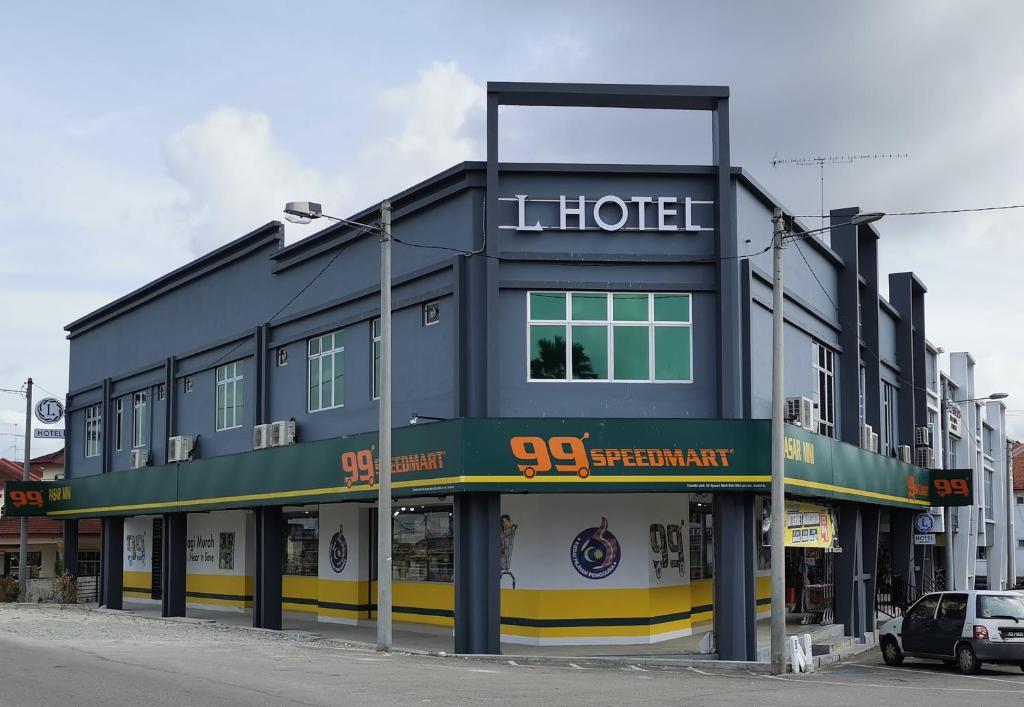 Simpang RenggamL Hotel的一条蓝色的建筑,与街道上的酒店同在