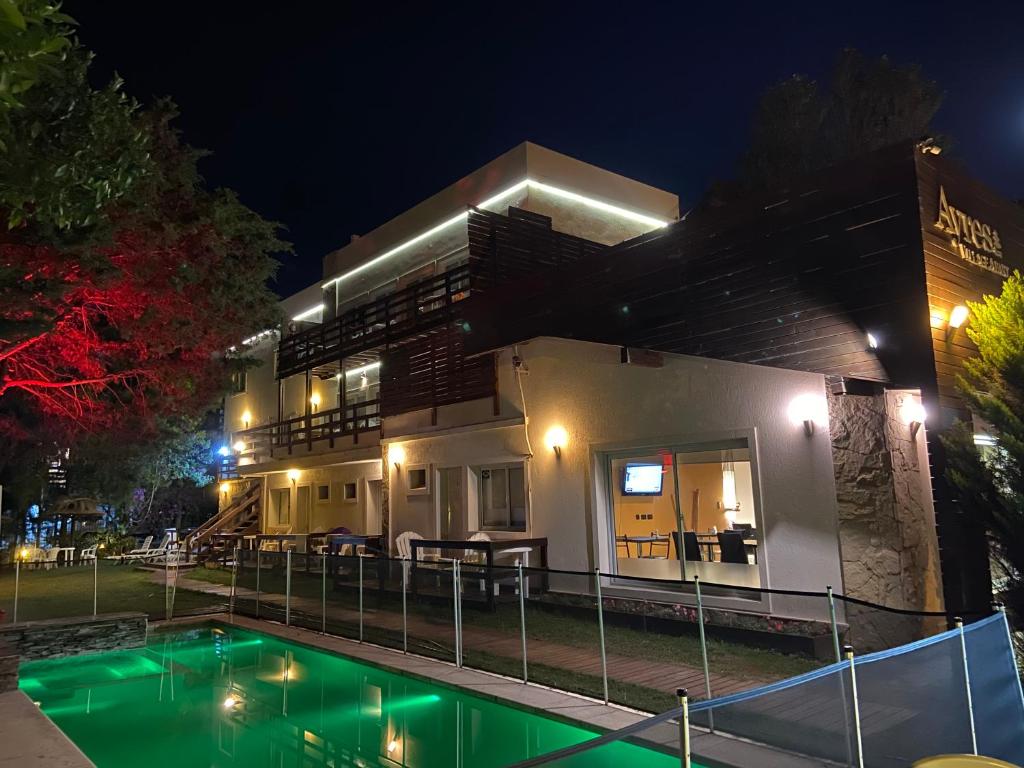 皮纳马尔艾尔斯村公寓式酒店的一座晚上设有游泳池的房子