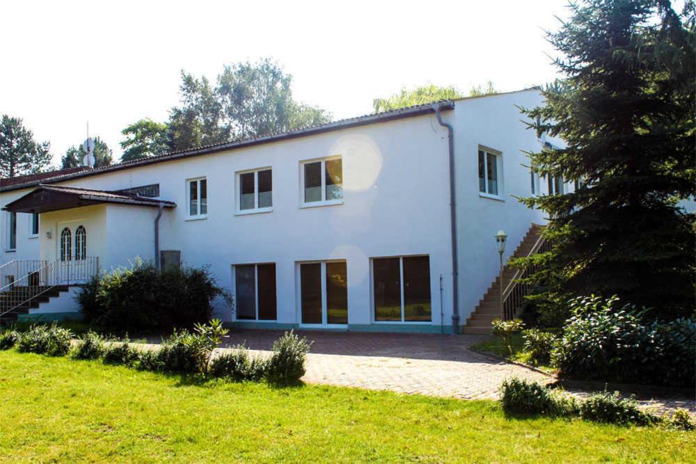 SommersdorfFerienanlage Sommersdorf SCHW 590的前面有一棵树的白色房子