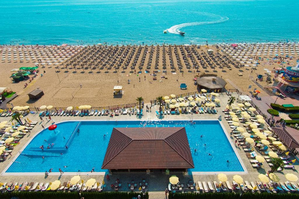 金沙Admiral Hotel - Ultra All Inclusive & Private Beach的享有游泳池和海滩的上方景色