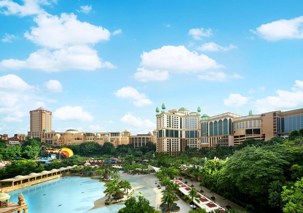 吉隆坡Sunway Resort Hotel的享有城市美景,设有大型游泳池