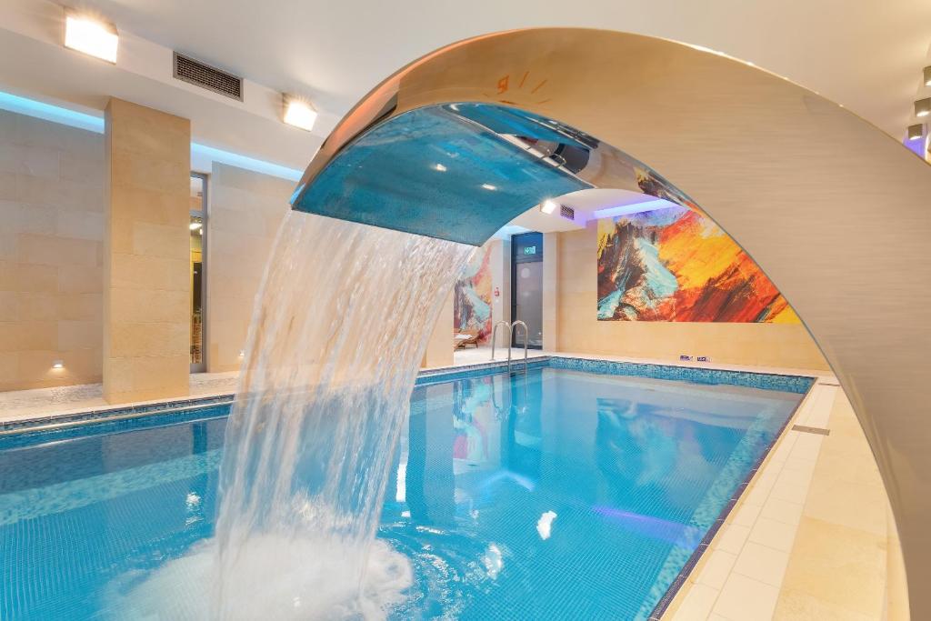 加茨比亚格拉Hotel La Siesta & Medical Spa的一个带喷泉的大型游泳池