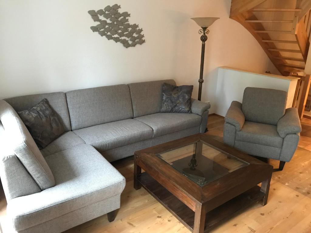 博恩Ferienhaus Zander mit Sauna的带沙发和咖啡桌的客厅