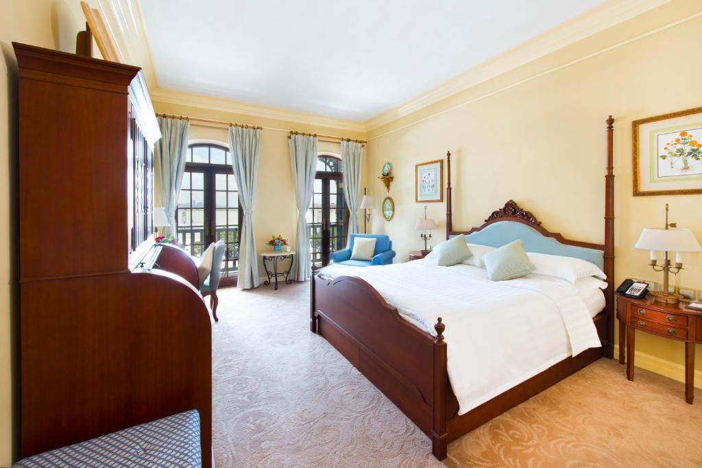 澳门莱斯酒店的一间卧室,卧室内配有一张大床
