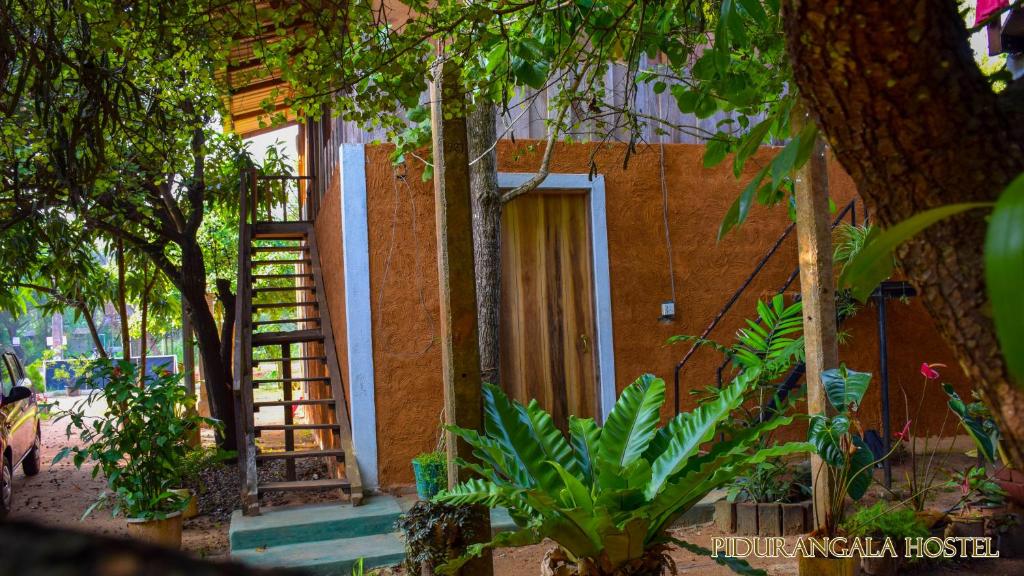 锡吉里亚Pidurangala Hostel的房屋设有通往门的楼梯