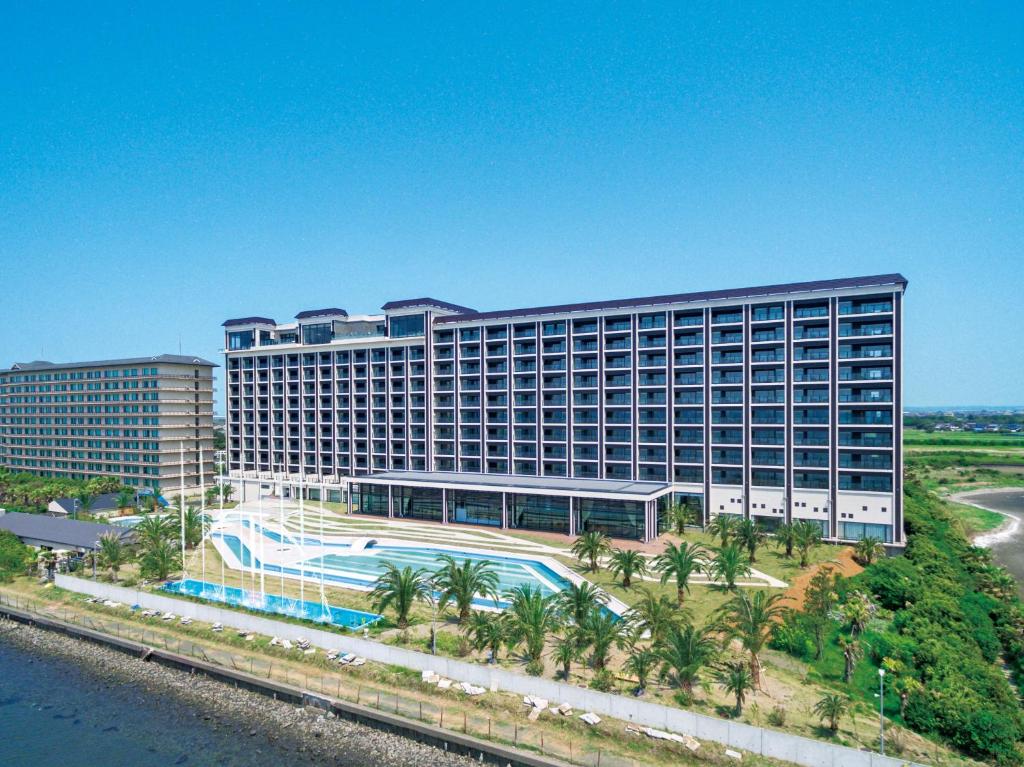 木更津Ryugujo Spa Hotel Mikazuki Fujimitei的一座大型建筑,前面设有一个游泳池