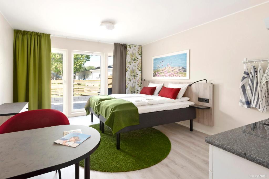 马尔默First Camp Sibbarp-Malmö的一间卧室配有一张带绿毯的床