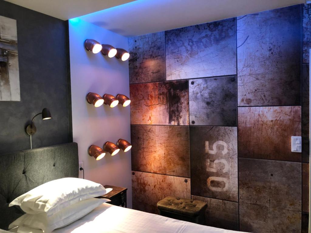马尔默哈弗舒特莱特酒店的一间卧室设有大墙木镶板