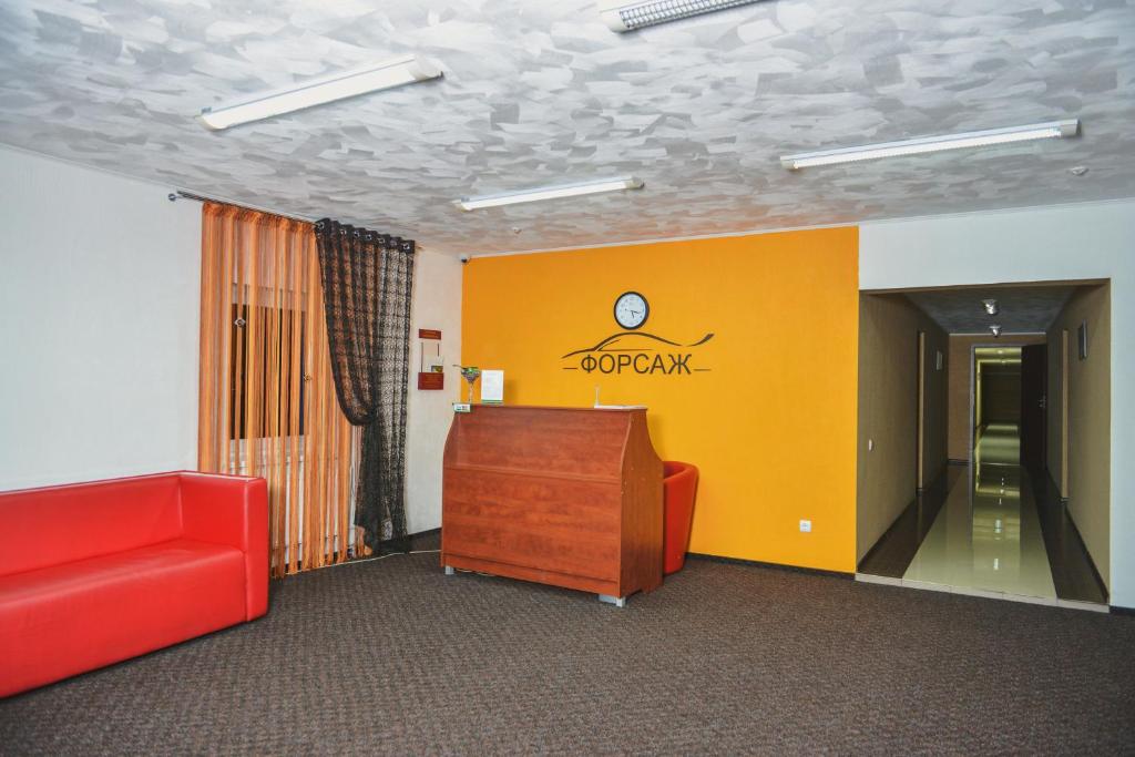 罗夫诺弗萨基酒店的一间设有红色沙发和黄色墙壁的客房