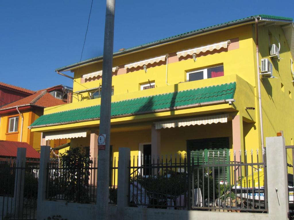 南埃福列casa andrei m的前面有栅栏的黄色房子
