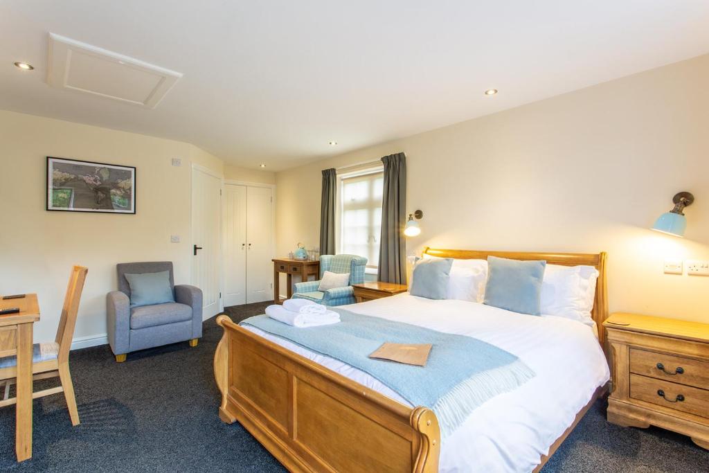 拉夫堡皇家橡树酒店的一间卧室配有一张床、一张桌子和一把椅子