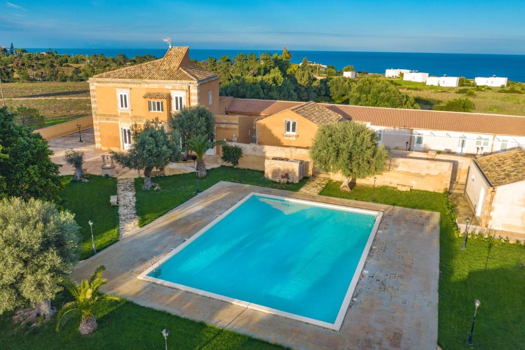 锡拉库扎Masseria Testaferrata的享有带大型游泳池的别墅的空中景致