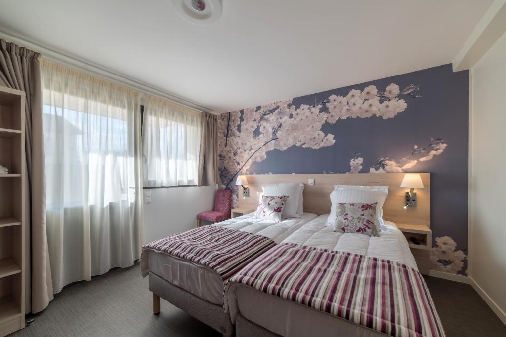 荷里尤Résidence les Dombes的一间卧室配有一张大床和紫色墙壁
