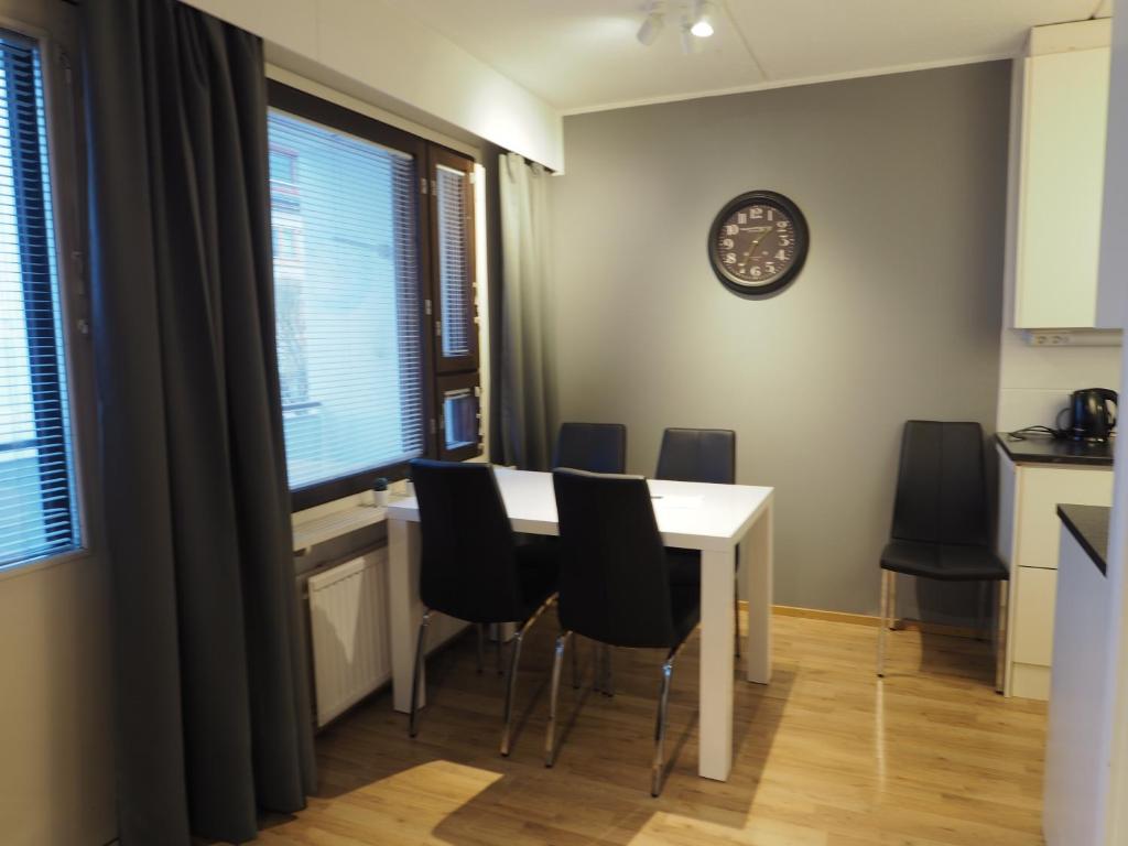奥卢Apartment Oulu station II的厨房以及带桌椅的用餐室。