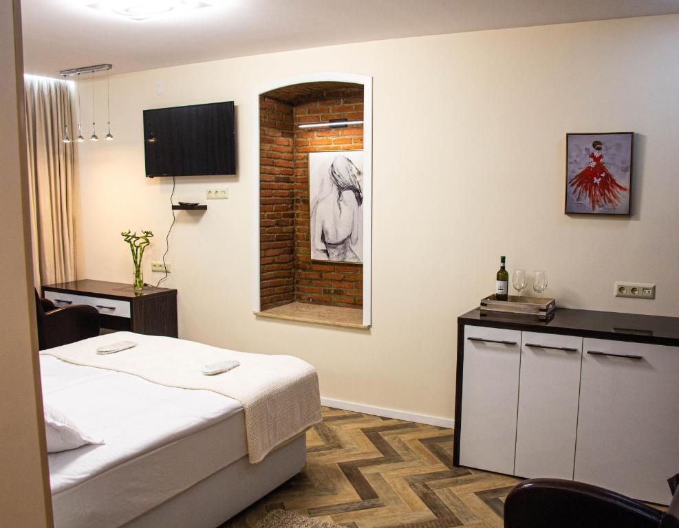 第比利斯BFG Suit Mtatsminda的酒店客房,配有床和电视