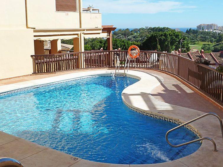 Luxurious duplex penthouse with golf and sea views内部或周边的泳池