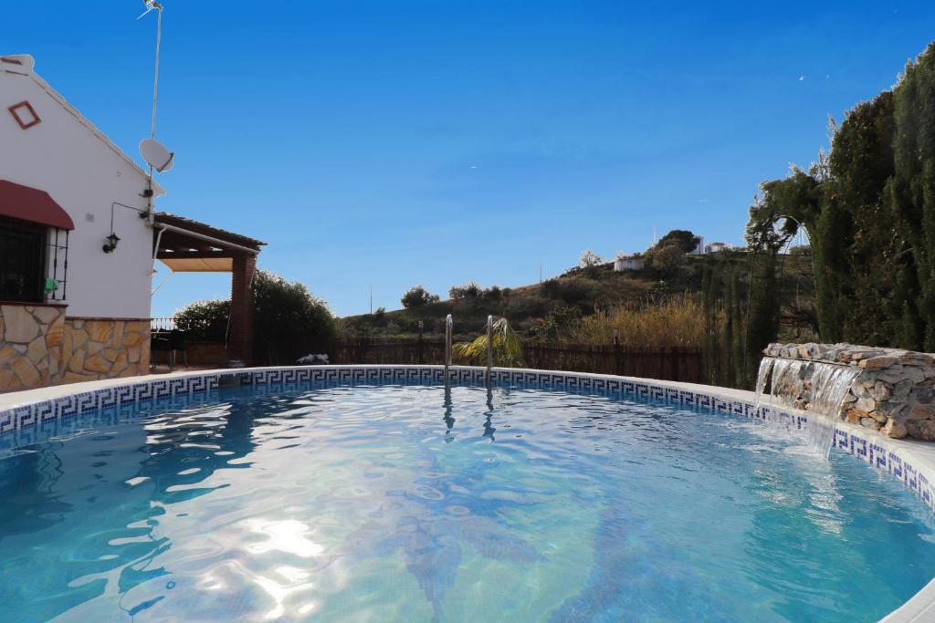 托罗克斯Villa Magnolias SpainSunRentals 1093的庭院里的一个蓝色海水大型游泳池