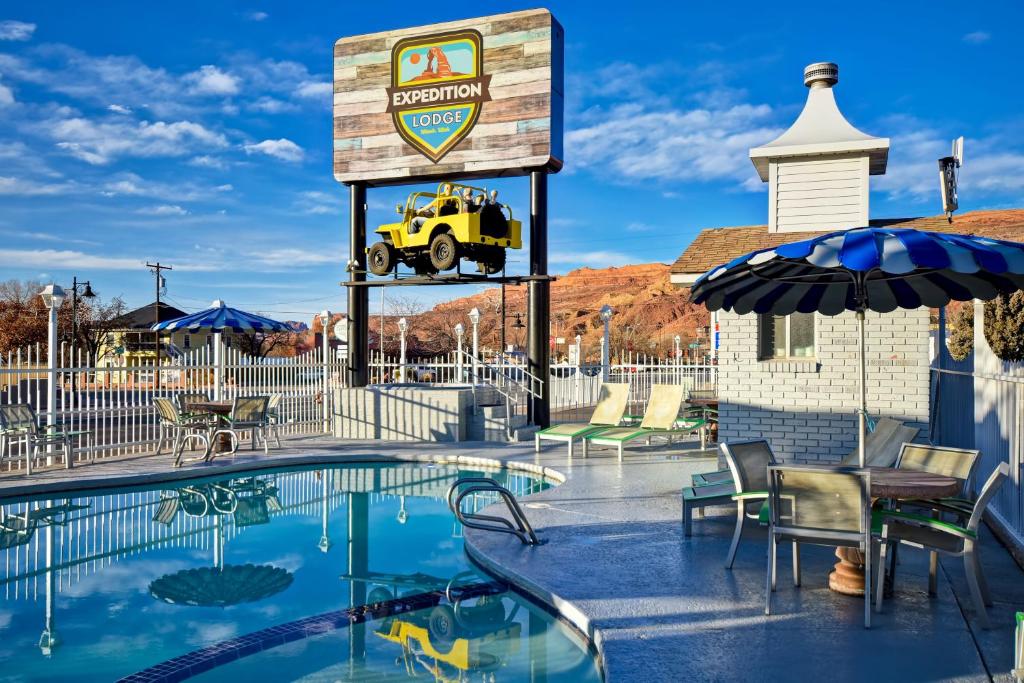 摩押远征汽车旅馆的游泳池旁的标志上有一个吉普车