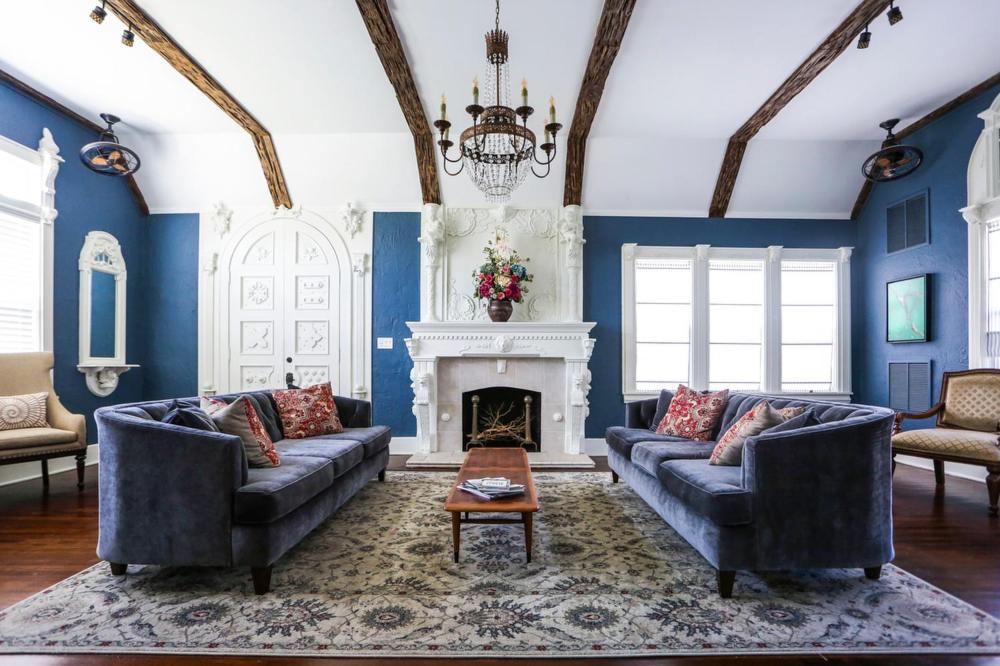 圣彼得堡The Kenwood Gables的蓝色的客厅设有两张沙发和一个壁炉