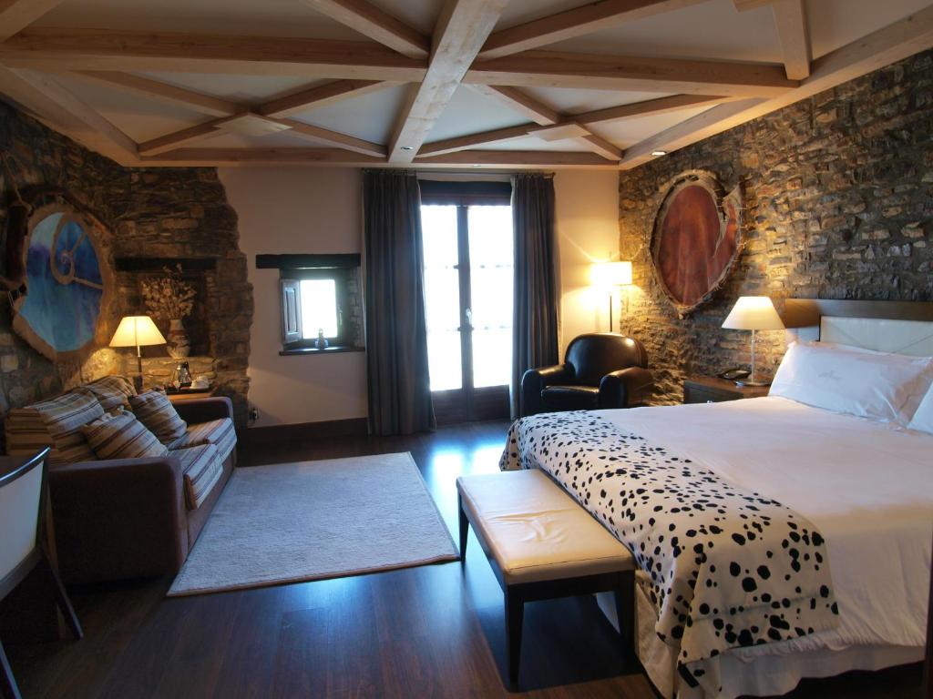 艾因萨洛斯森特雷耶斯酒店的酒店客房设有床和客厅。