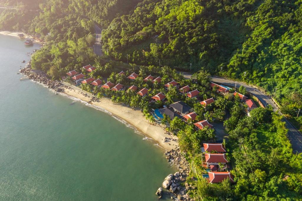 岘港Son Tra Resort & Spa Danang的海滩上的度假村的空中景观