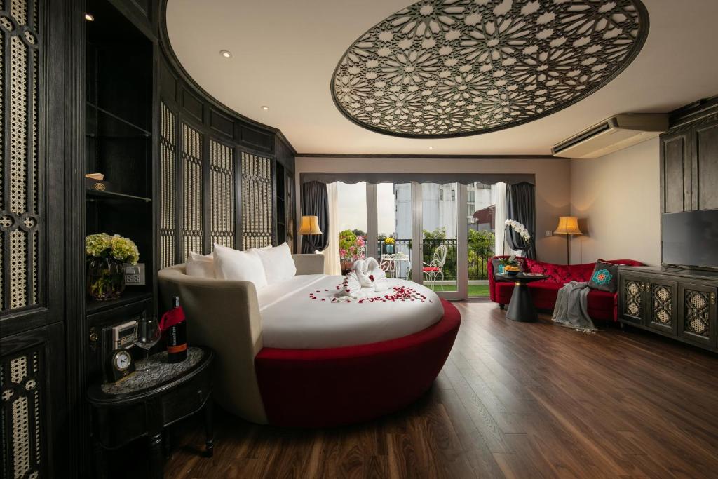 河内Shining Central Hotel & Spa的一间卧室,卧室内配有一张大床