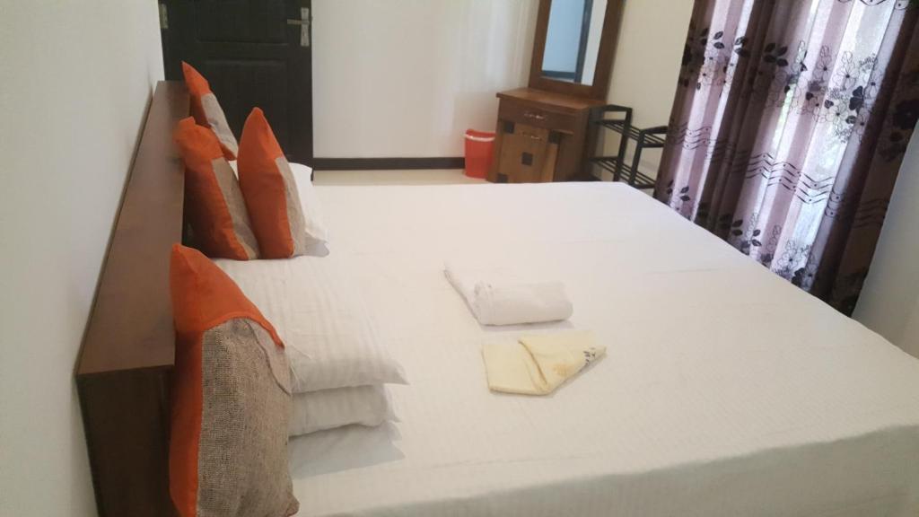 高尔COCO Rooms的一张带毛巾和枕头的大型白色床