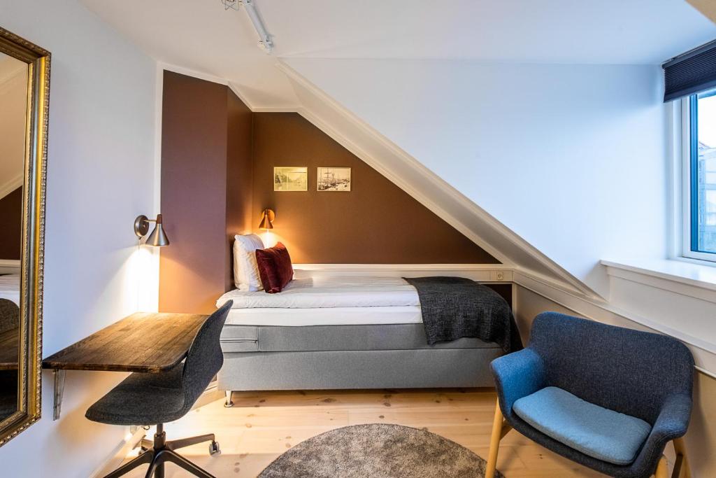 霍尔拜克希德斯博安酒店的卧室配有一张床、一张桌子和椅子