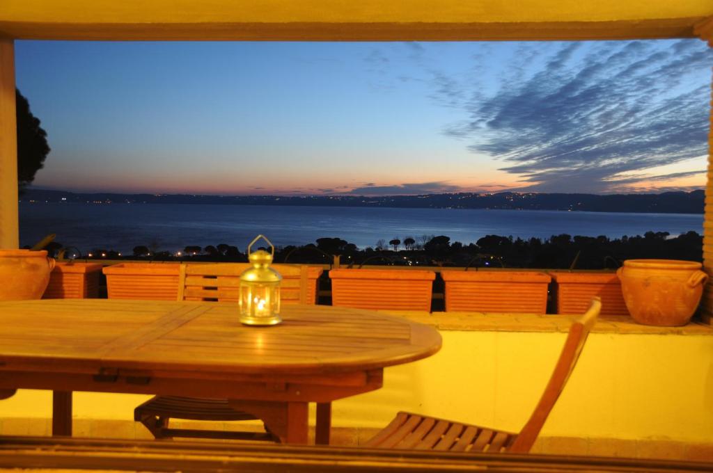 特雷维尼亚诺罗马诺萨巴提内斯公寓的海景阳台上的桌子