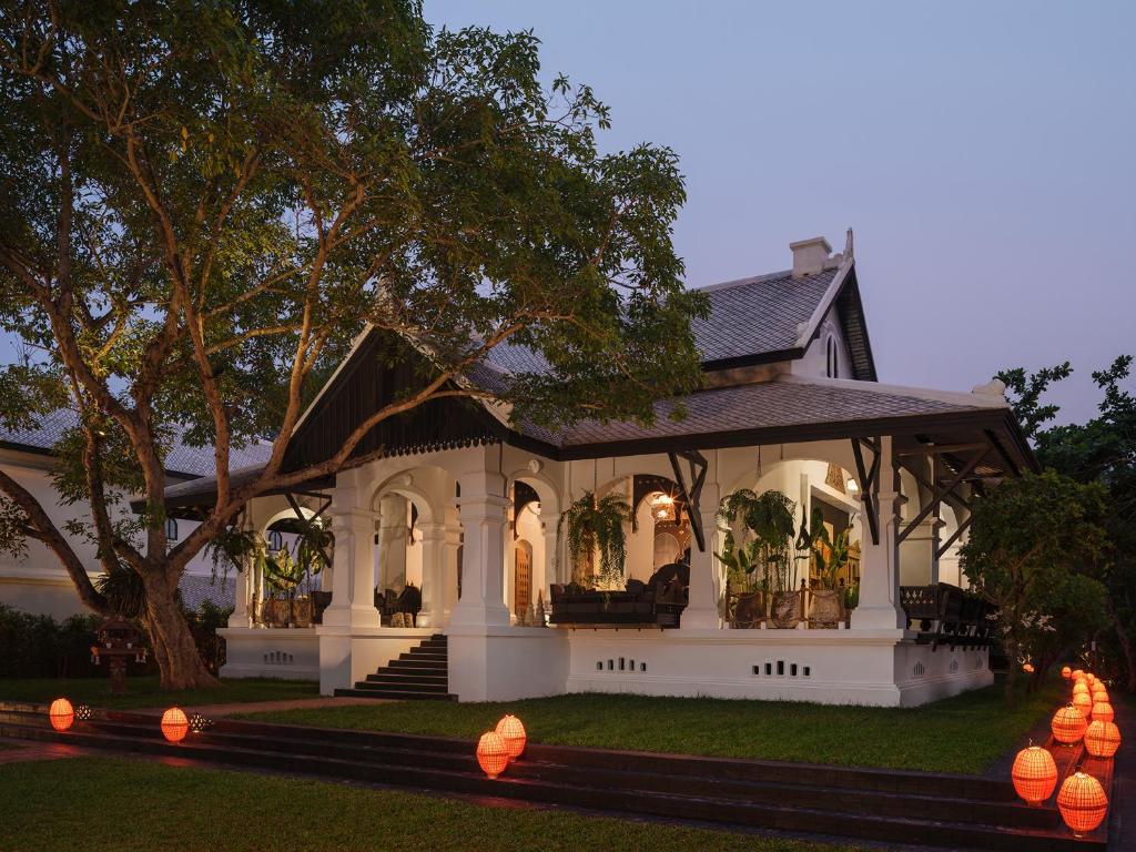 琅勃拉邦红木琅勃拉邦酒店的一座带凉亭的大型白色房屋