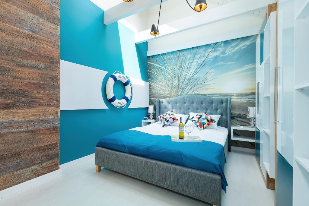 尤斯托尼莫斯基Osada Family Park的蓝色的卧室,配有床和蓝色的墙壁