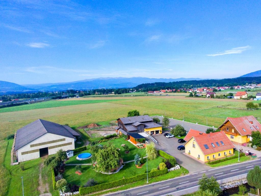 施皮尔贝格Hochfellner的享有小村庄的空中景致,设有房屋