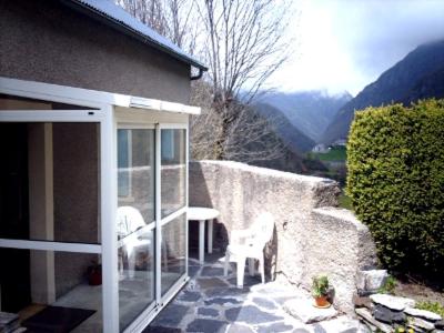 加瓦尔尼BOYRIE Daniel et Hélène的房屋设有山景庭院。