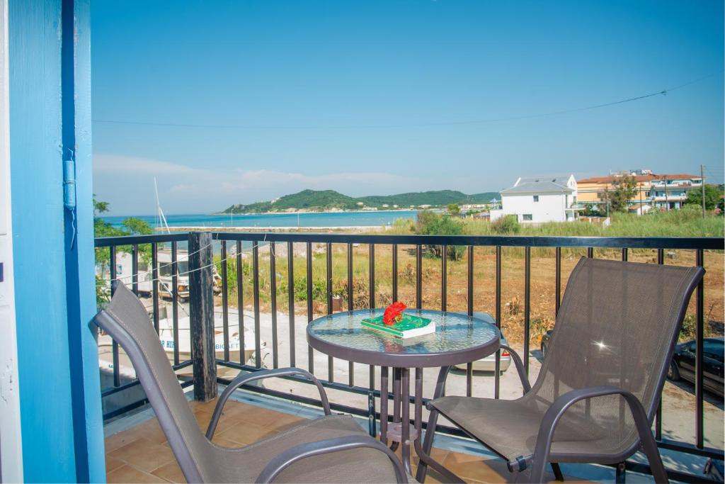 阿里克斯海景观公寓酒店的海景阳台上的桌椅