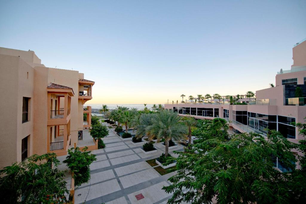 Rūl ḐadnāDibba, Villa 61 - Mina Al Fajer, Dibba Al Fujairah的城市街道的空中景观和建筑