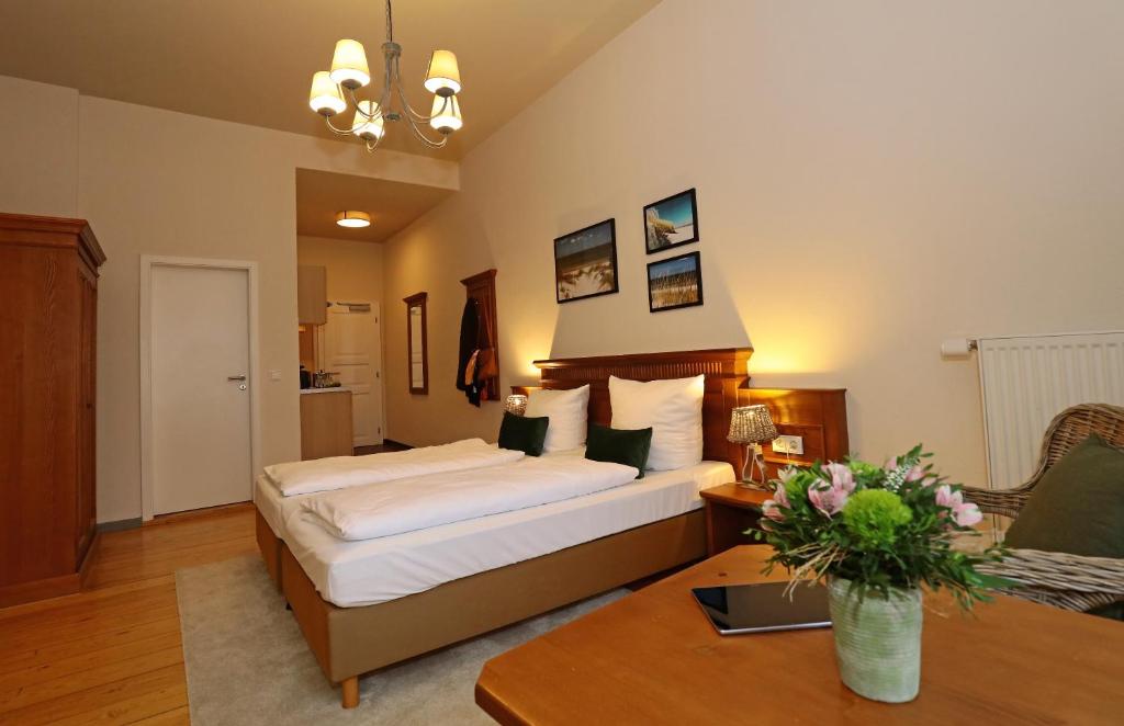 施特拉尔松德弗泽恩市场公寓式酒店的酒店客房配有一张床铺和一张桌子。