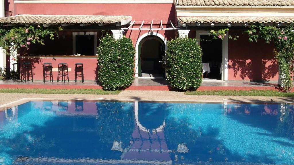 佩罗德斯维拉洛丽亚酒店的房屋前的游泳池