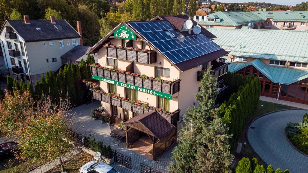 赫维兹Három a Kislány Panzió的屋顶上太阳能电池板房子的空中景观