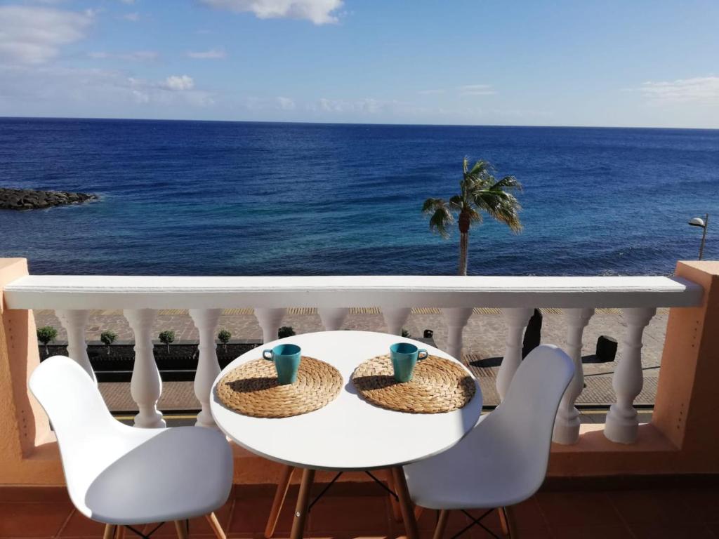坎德拉里亚Blue relax Candelaria的一张桌子和椅子,享有海景