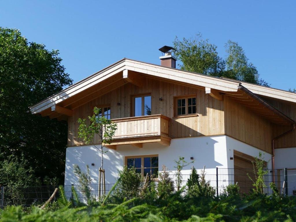 克罗伊特Bodenschneid Suiten Neureuthblick的房屋的顶部设有阳台