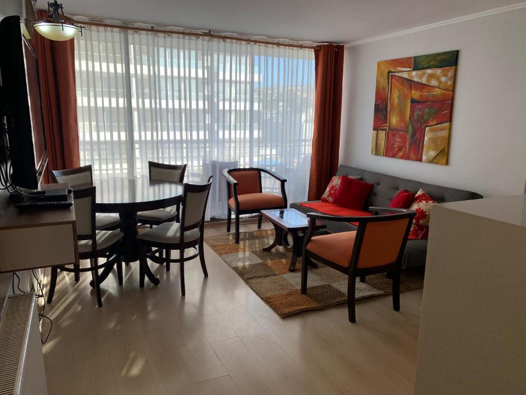 维纳德马Departamento en el corazón de Viña del Mar的客厅配有桌椅和沙发