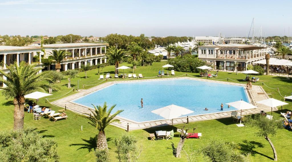 菲乌米奇诺Porto Romano - The Marina Resort的享有度假村游泳池的顶部景致